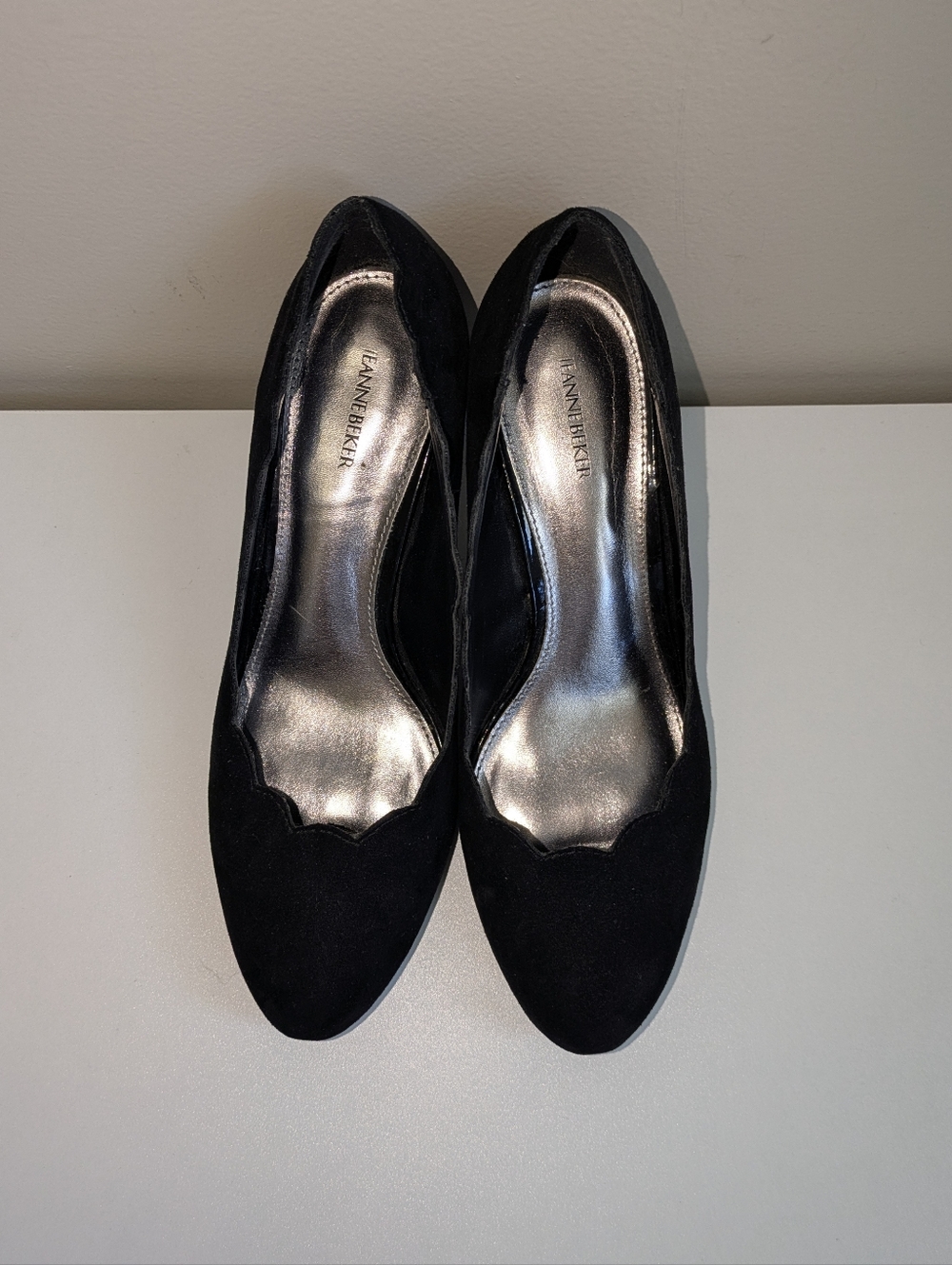 Jeanne Beker Black Scalloped Suede High Heels - Picture 4 of 11